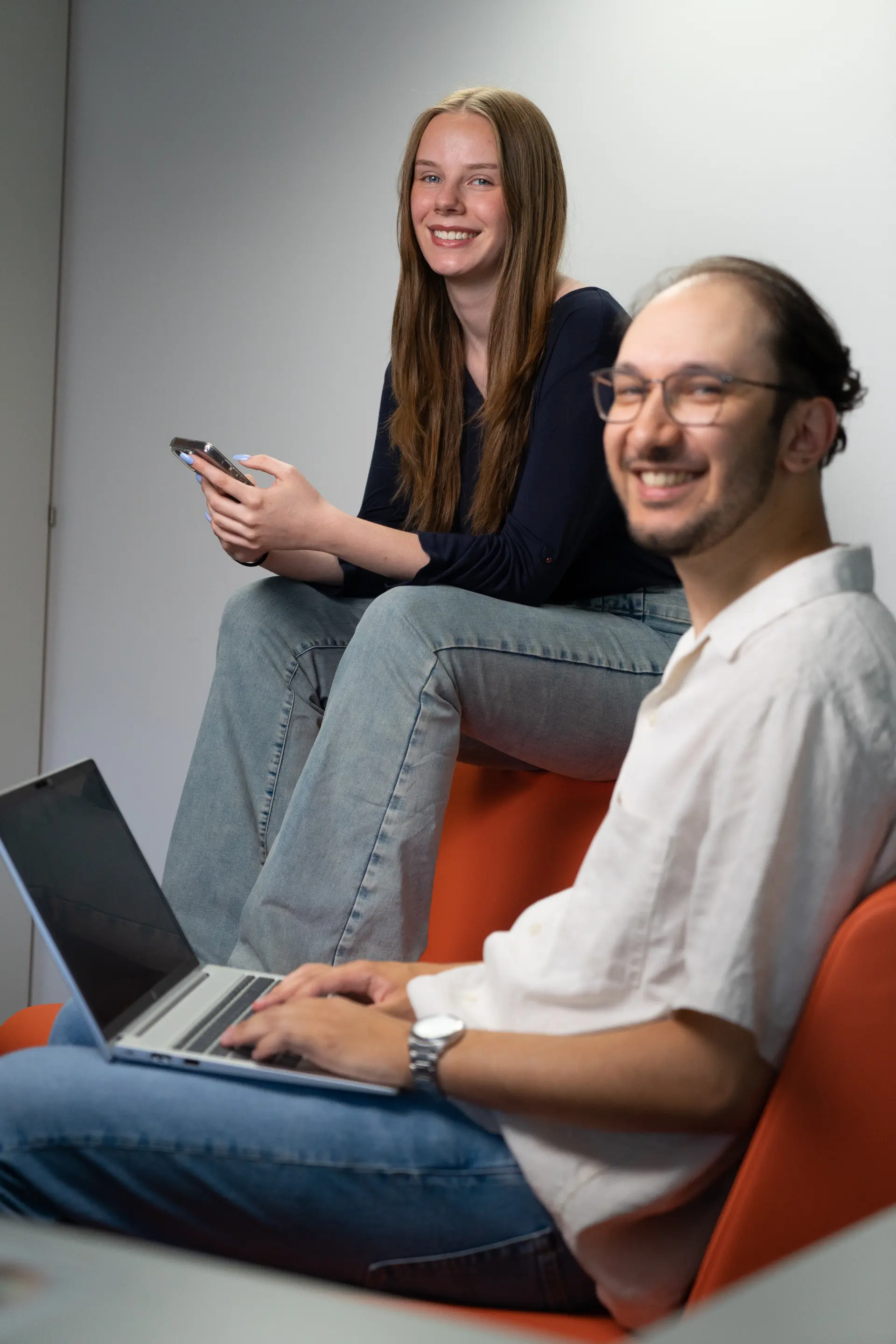 Zwei Auszubildende mit Laptop und Handy