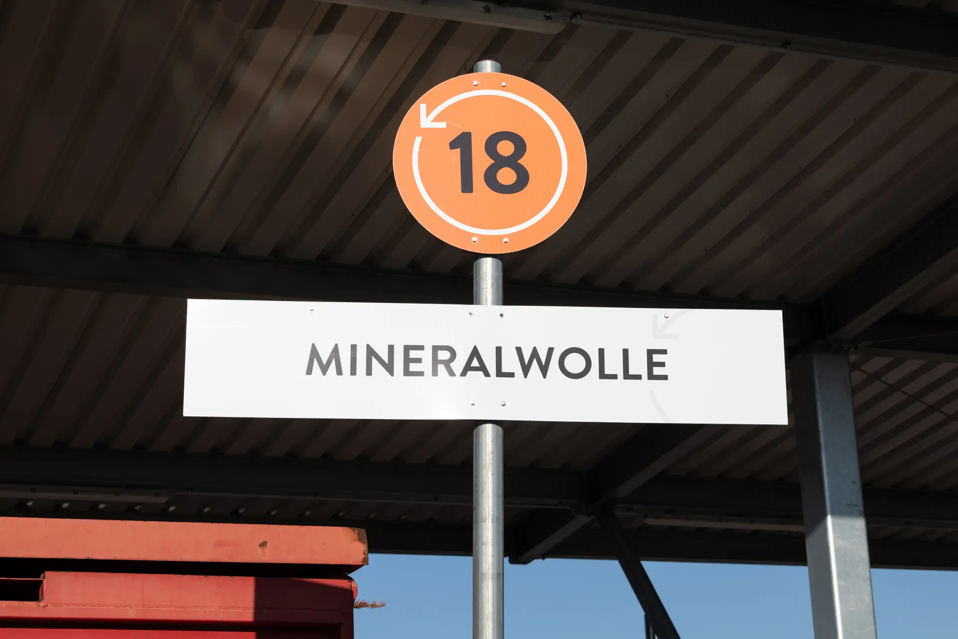 Schild mit Aufschrift Mineralwolle