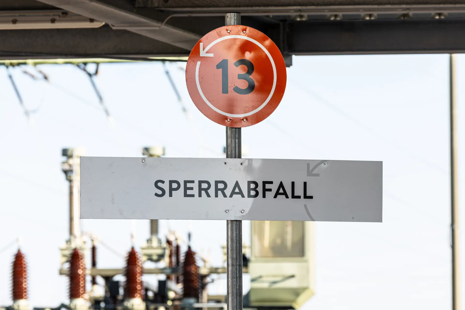 Schild mit Aufschrift Sperrabfall