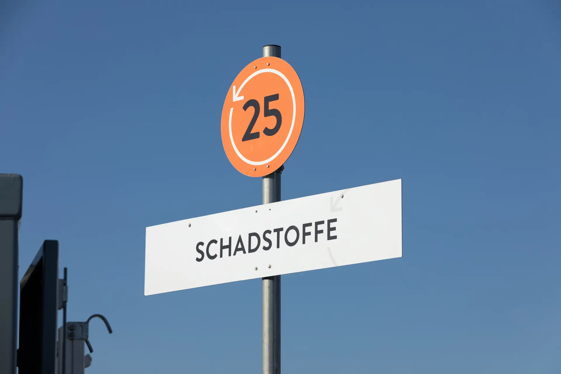 Schild mit Aufschrift Schadstoffe