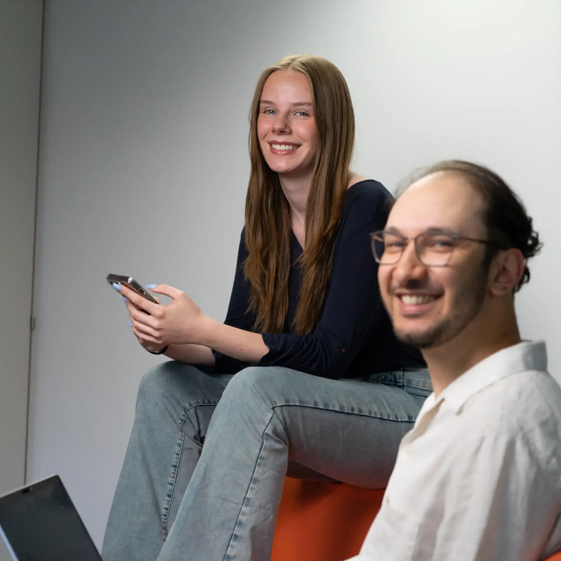 Zwei Auszubildende mit Laptop und Handy