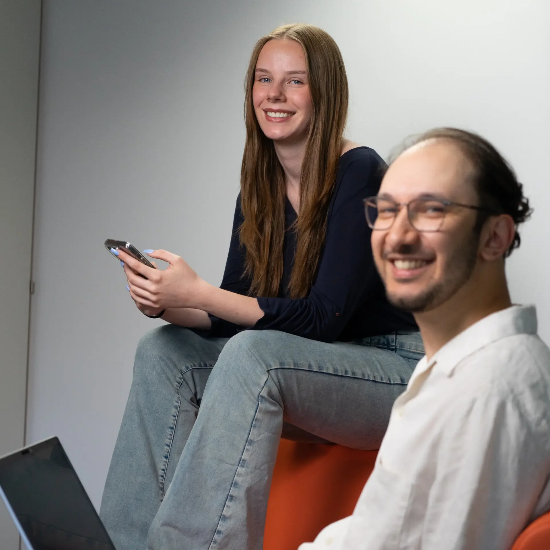 Zwei Auszubildende mit Laptop und Handy