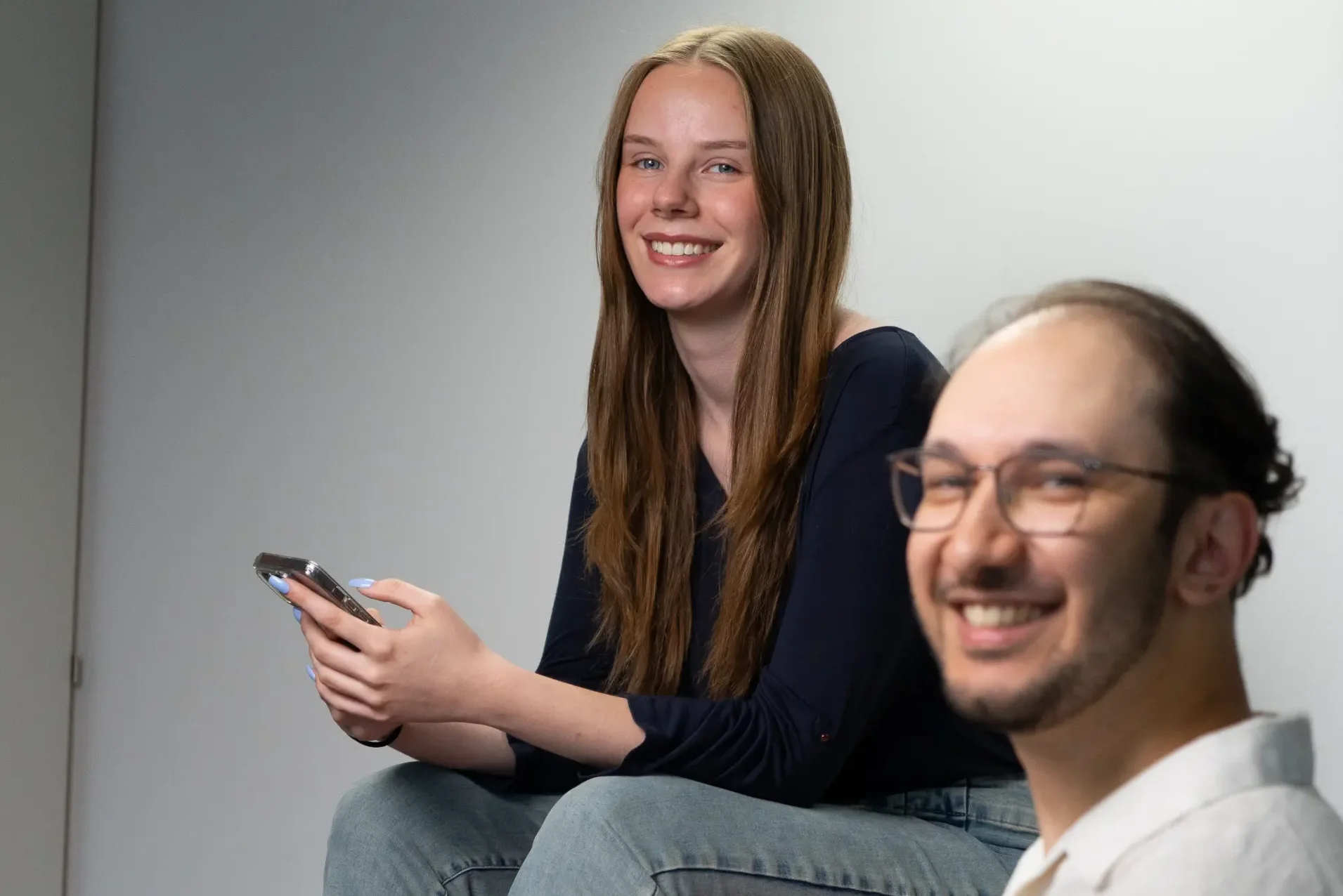 Zwei Auszubildende mit Laptop und Handy