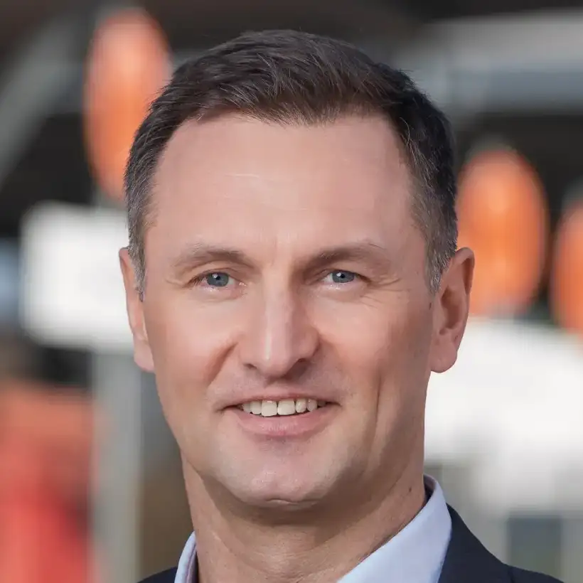Vorstand Christoph Wufka in Anzug am Wertstoffhof