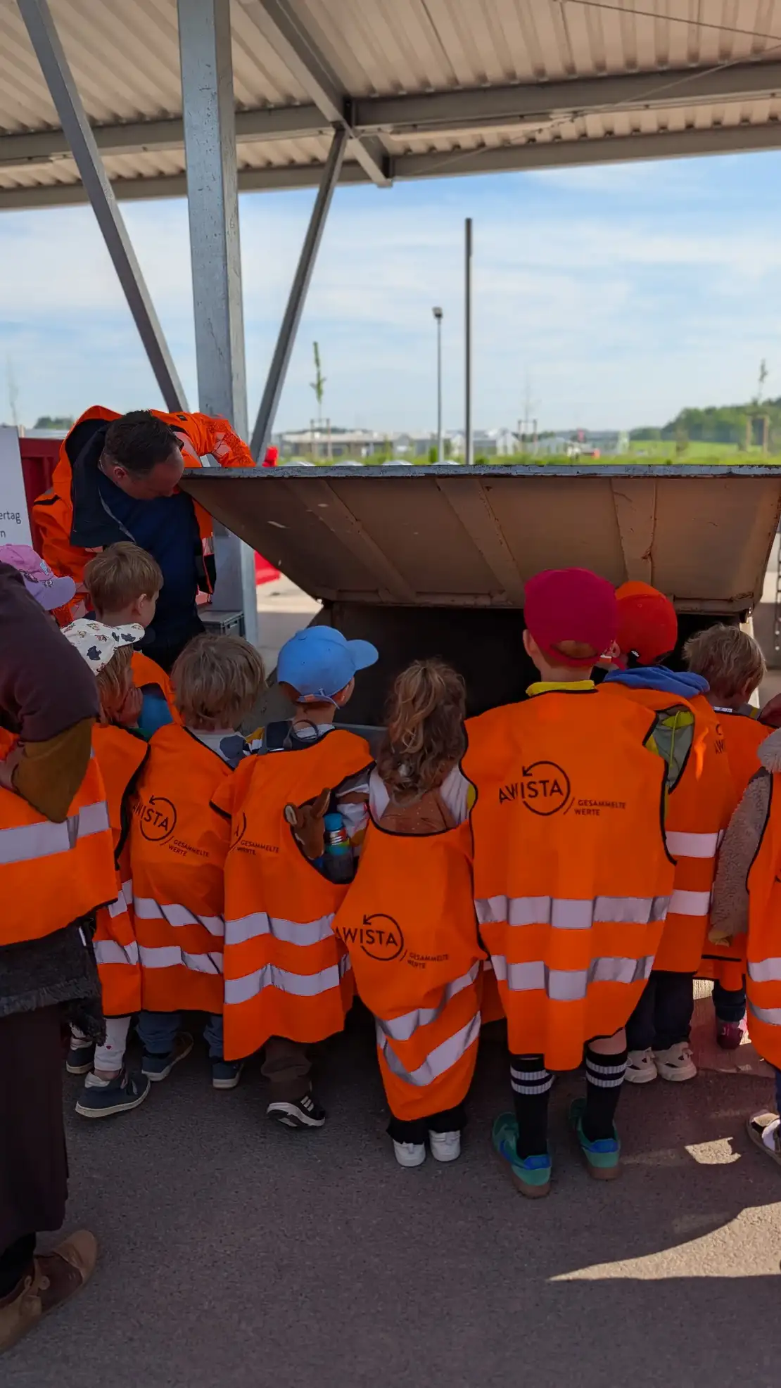 Kindergartenkinder bei einer Wertstoffhof-Führung