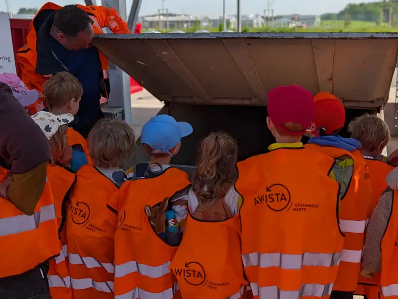 Kindergartenkinder bei einer Wertstoffhof-Führung