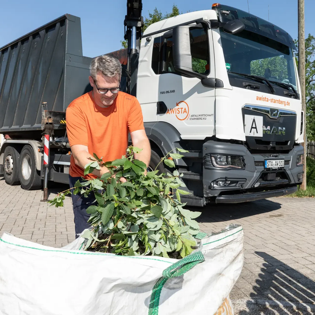 Grüngut-BigBag wird mit Ästen befüllt
