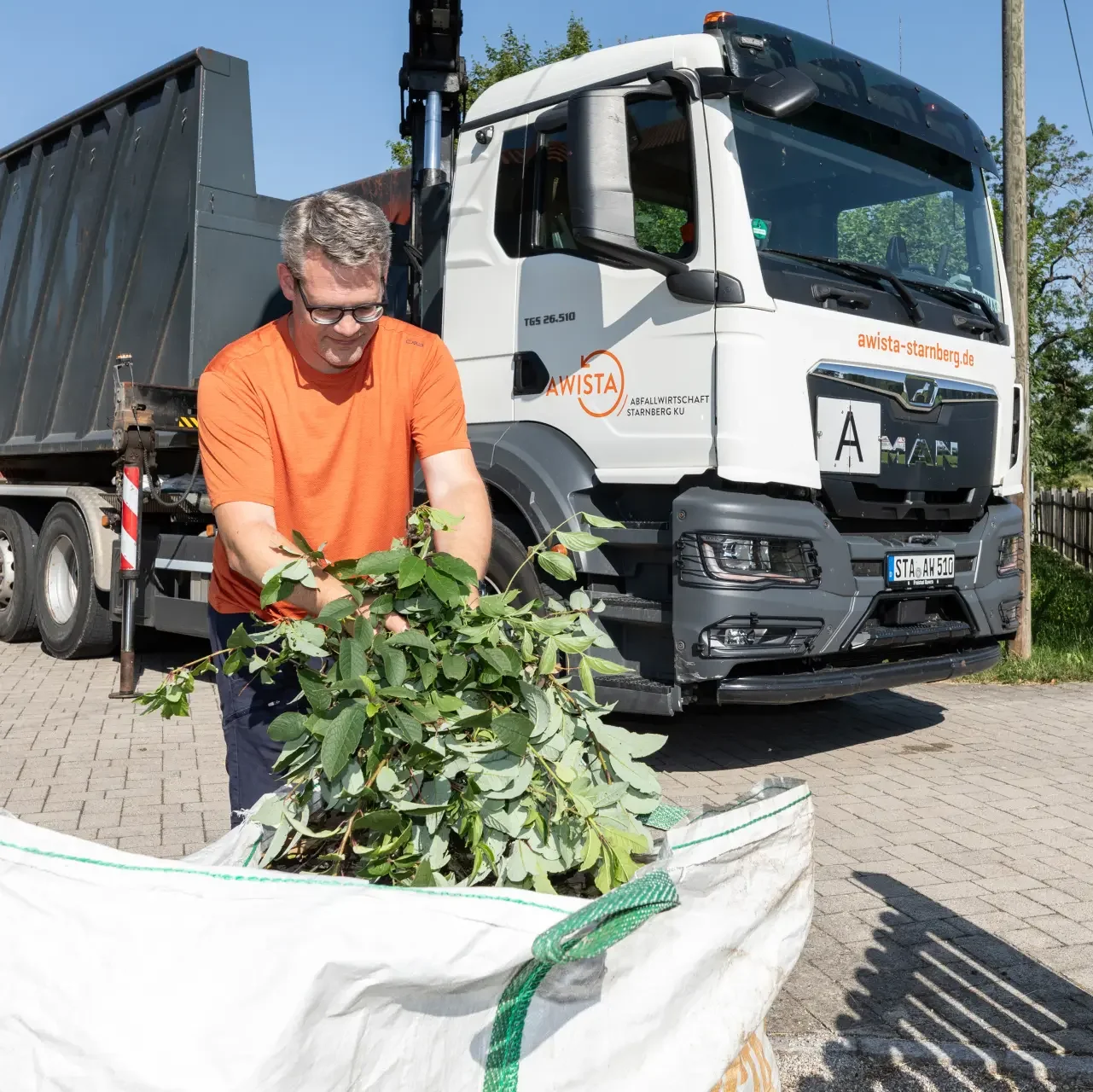 Grüngut-BigBag wird mit Ästen befüllt