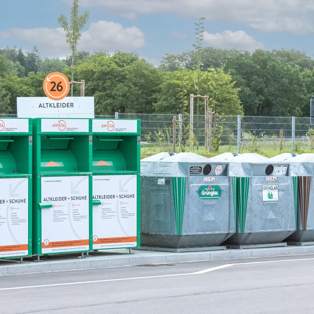 Altkleidercontainer und Glascontainer schräge Ansicht