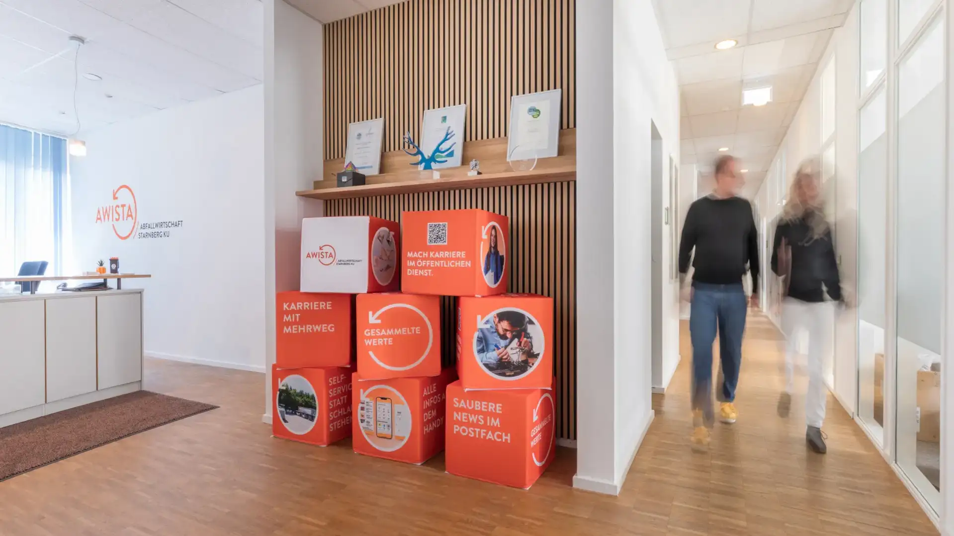 Büro-Flur mit zwei Personen